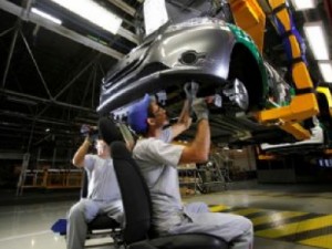 Produção da indústria volta a recuar em junho, diz IBGE