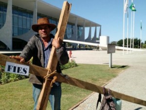 Produtor carrega cruz por 120 km até o Palácio do Planalto para pedir Fies