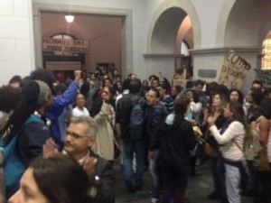 Professores de SP decidem manter greve e invadem evento com Haddad