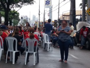 Professores em greve desocupam prédio da Secretaria de Educação em Fortaleza