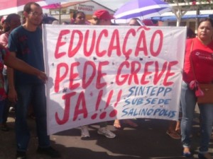Professores protestam contra corte de gratificações em Salinópolis, PA