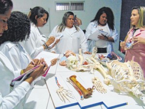 Professores públicos mantêm escola com recursos próprios