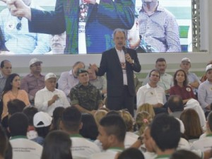 Programas do MEC terão ajuste após corte no orçamento, diz Mercadante