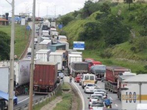 Protesto de caminhoneiros persiste e rodovias federais de 5 Estados ainda têm interdições