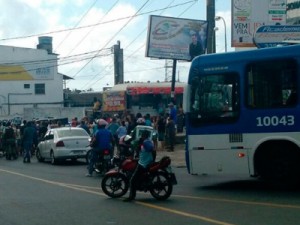 Protesto de moradores fecha trânsito na Avenida São Rafael, em Salvador