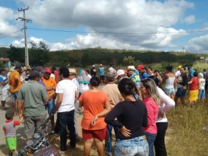 Protesto de professores de Canindé por salários atrasados já dura mais de 72 horas