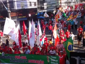 Protesto defende Governo Federal e direitos sociais, em Fortaleza