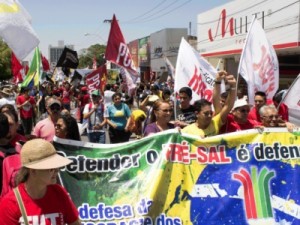 Protesto defende Petrobras e direitos sociais no Centro de Fortaleza