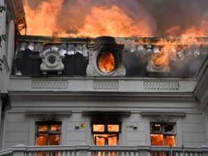 Protesto em Santiago tem fogo na sede da universidade