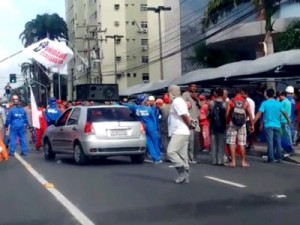 PROTESTO Trabalhadores da construção civil bloqueiam trânsito durante manifestação