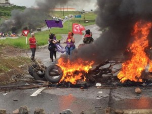 Protestos contra o impeachment fecham vias em 12 estados e no DF