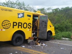 Quadrilha ataca carro-forte e foge levando dinheiro em Ibaretama, no CE