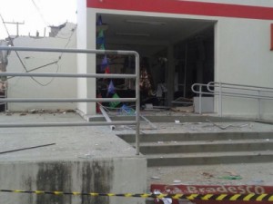 Quadrilha de 15 homens explode banco em Redenção; Ceará registra 40º ataque em 2015