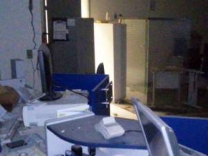 Quadrilha explode banco e foge com cofre de agência em Canudos