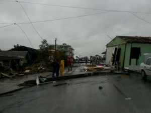 'Quando eu virei, minha casa estava no meio da rua', diz moradora de Xanxerê-SC