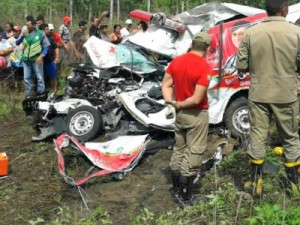 Quatro pessoas morrem em colisão entre caminhão e ambulância no CE