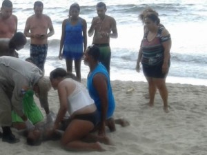 Queda de raio em praia de Angra matou um e feriu seis, diz prefeitura