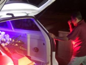 Quinta vítima de fuzilamento por PMs é enterrada na noite desta segunda-feira