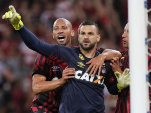 R. Oliveira perde pênalti e Santos empata com Atlético-PR