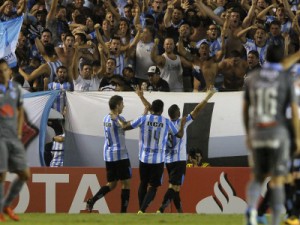 Racing goleia Bolívar e estreia com o pé direito no Grupo 3