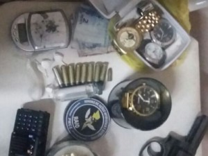 Raio apreende arma, drogas e rádio na frequência da PM, na AIS 11