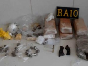 RAIO de Juazeiro apreende maconha, crack e cocaína no Bairro Triângulo