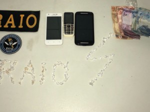 Raio efetua prisões por tráfico de drogas e por uso de arma de fogo