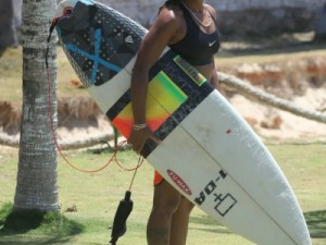 Raio mata campeã estadual de surf, e manhã com mais de 300 raios em Fortaleza