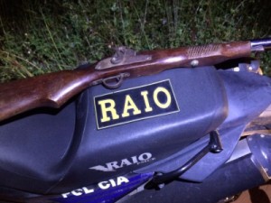 Raio prende homem com arma de fogo, e apreende escopeta no Bairro Frei Damião, em Juazeiro