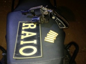 Raio prende jovens armados com pistola