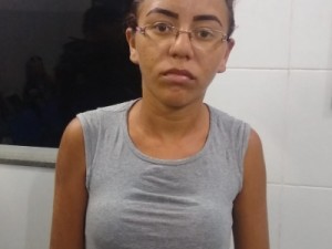RAIO prende mulher por tráfico de drogas, dinheiro e objetos, em Juazeiro do Norte