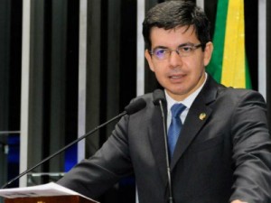 Randolfe Rodrigues pede na Justiça saída de Segovia do comando da PF