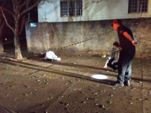 Rapaz é assassinado com cinco tiros em esquina de bar