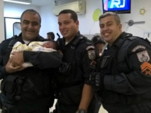 Recém-nascido abandonado em caixa de sapato é resgatado pela PM no Rio