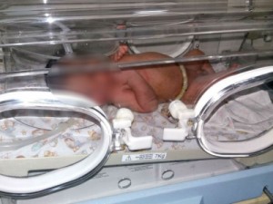 Recém-nascido é encontrado dentro de lixeira enrolado em toalha em Macatuba