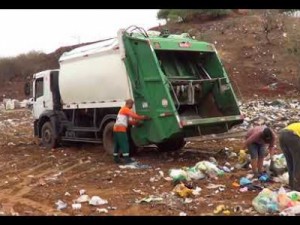 Reciclador de lixo morre atropelado por caminhão coletor em Juazeiro