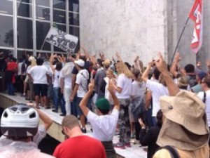 Rede pública de ensino do Paraná começa mais uma semana sem aulas