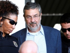 Relator vota por reduzir pena de Palocci, mas julgamento é adiado