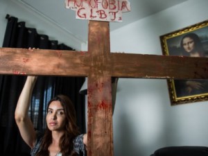 'Representei a dor que sentimos', diz transexual 'crucificada' na Parada Gay