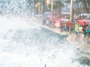 Ressaca do mar atinge litoral do CE