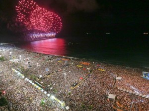 Réveillon em Fortaleza: multidão faz a festa na Praia de Iracema para receber 2019