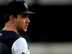 Ricardo Gomes esboça mudanças no Botafogo em treino tático