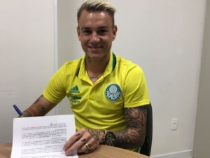 Róger Guedes atualiza contrato com Palmeiras e recebe aumento salarial