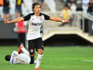 Romero garante vitória do Corinthians nos acréscimos do jogo com o XV
