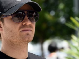 Rosberg comanda dobradinha da Mercedes em último treino