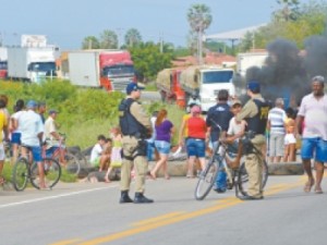 RUSSAS BR-116 Rodovia fica bloqueada por 5 horas