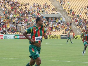 Sampaio Corrêa faz valer o mando de campo e vence o Vitória