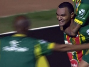 Sampaio Corrêa perde pênalti, mas empata no fim e frustra reação do Boa