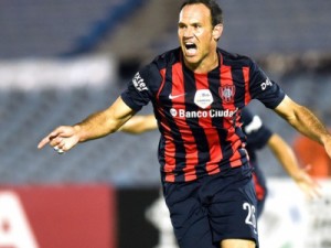 San Lorenzo vira com dois gols no fim e vence o Danubio pelo Grupo 2