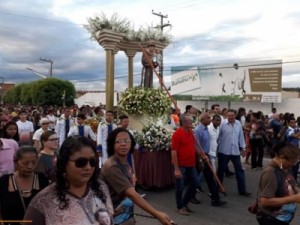Santo Antônio em procissão leva milhares de pessoas às ruas de Barbalha